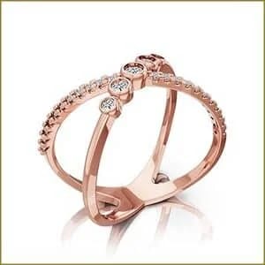 Este anillo de compromiso en oro rosado, con diamantes incrustados, es un reflejo tangible del amor eterno, diseñado para simbolizar la conexión única entre dos almas
