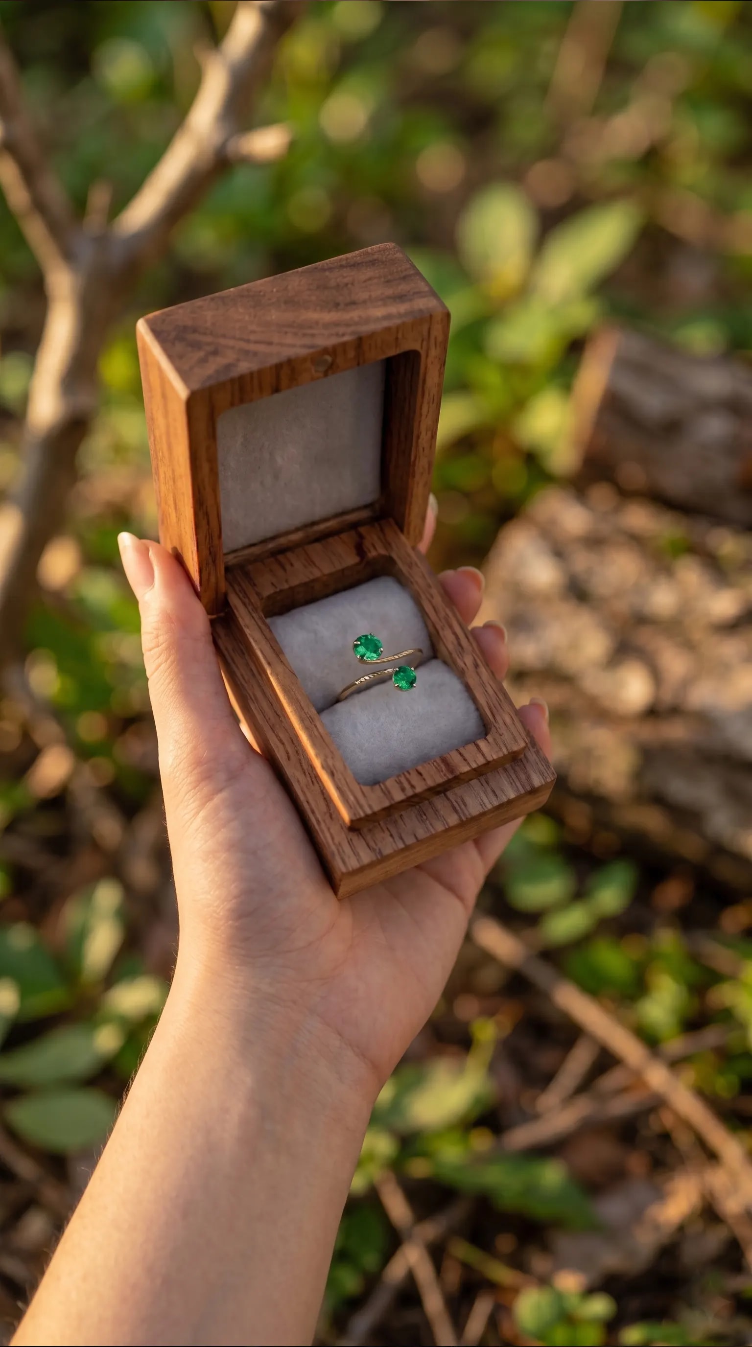 Exclusivo regalo de alta joyería mostrando un anillo de esmeralda en su caja