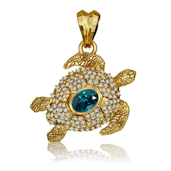 El diseño se enriquece con detalles de topacios azules y oro, capturando los reflejos del océano que rodea a las tortugas marinas