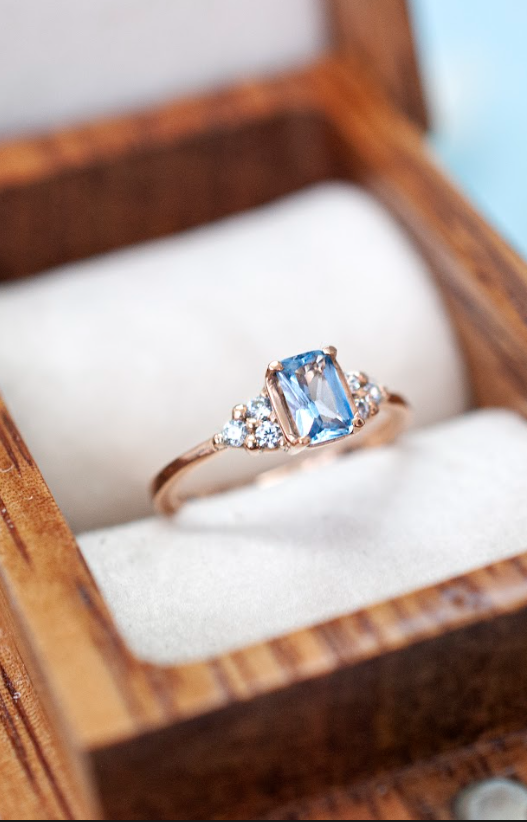 Anillo de compromiso con aguamarina