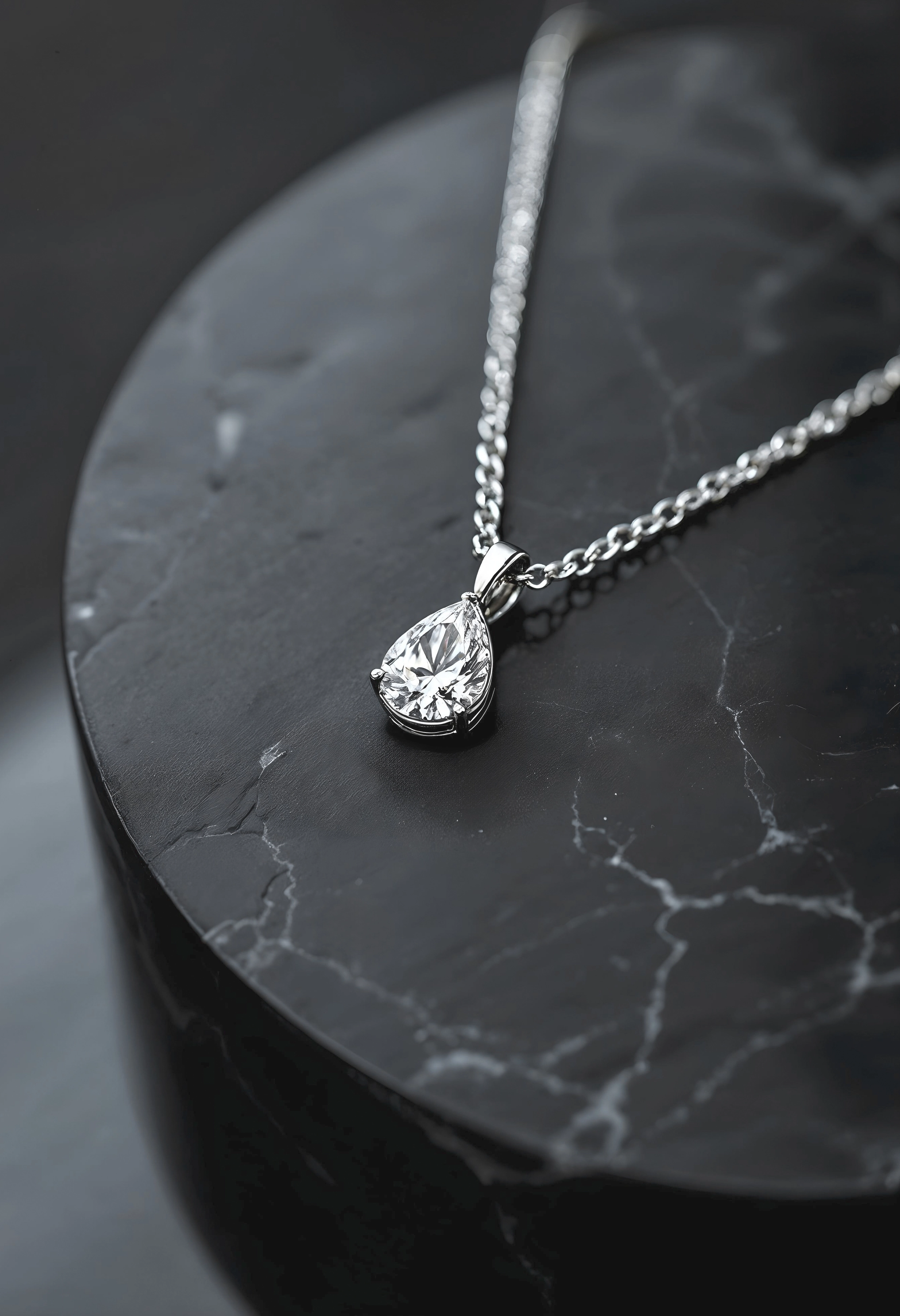 Dije con diamante corte pera