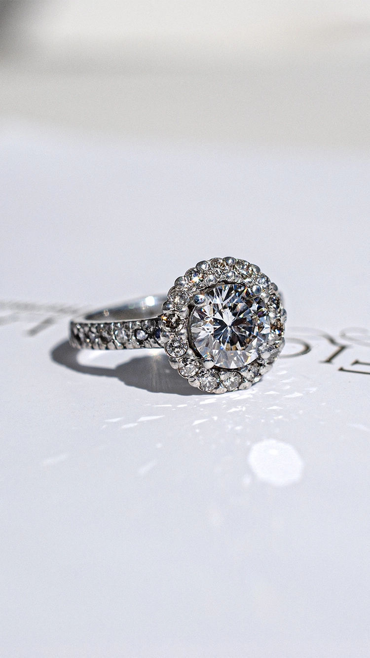 Anillo de compromiso con diamantes