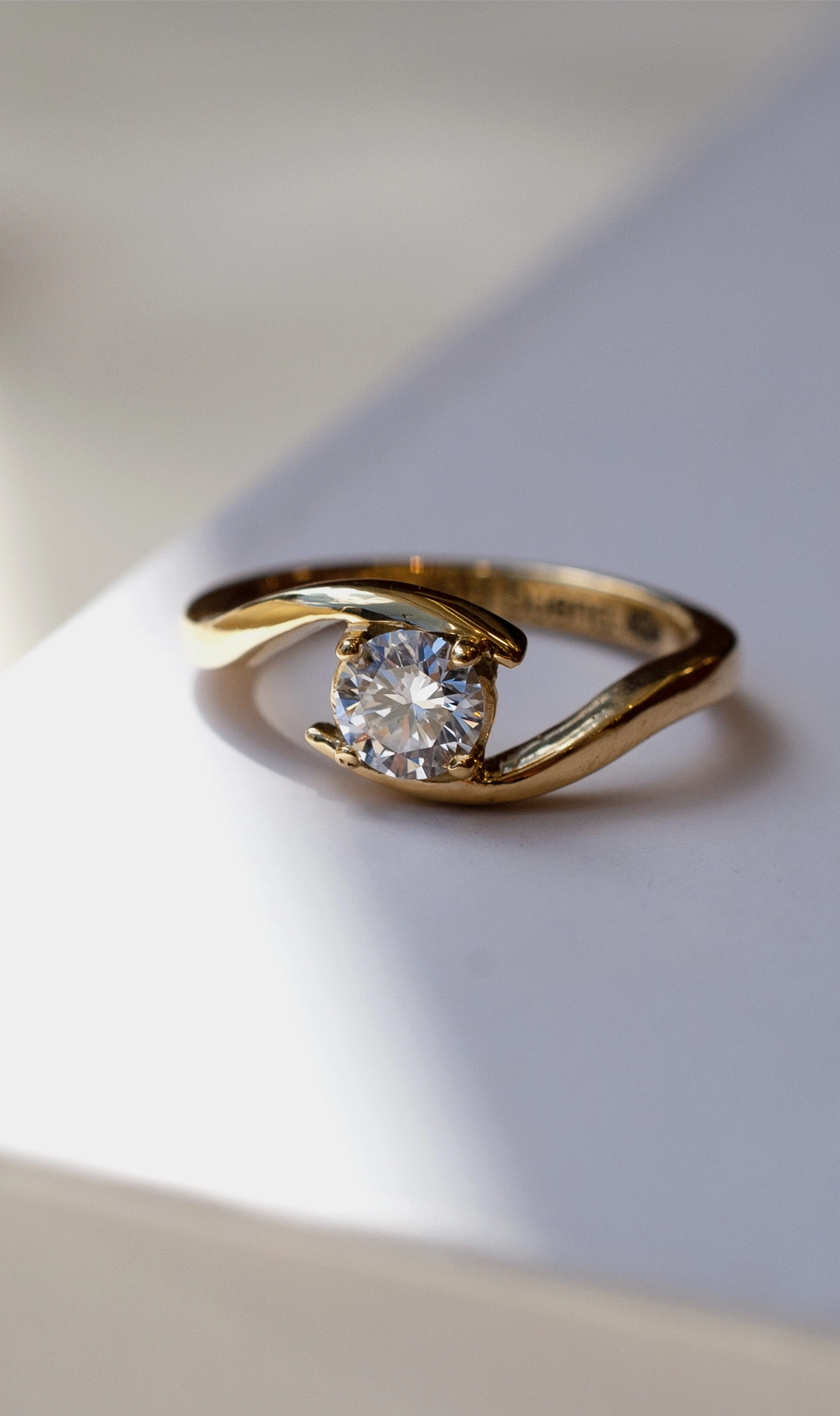 Solitario espiral con diamante