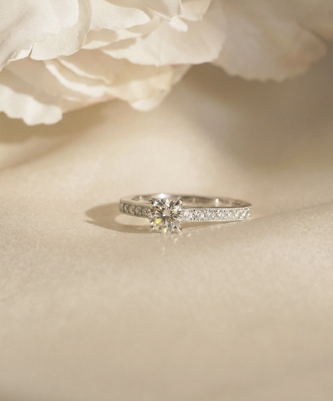 anillo pave con diamantes