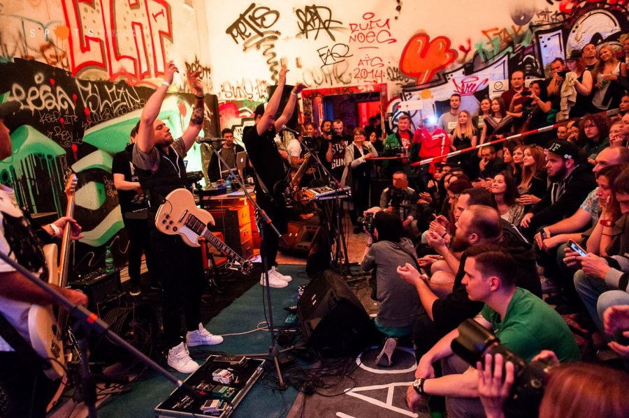 Lavagance oslávili v opustenej nemocnici dekádu na scéne! Zahrali aj Prešporskí junáci, DJ Koki a harfa