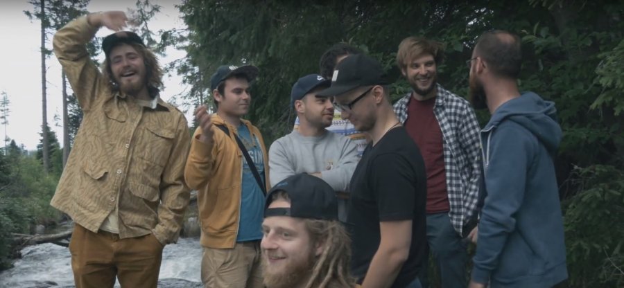 Akustika pripomína videoklipom Better Day, aké mali skvelé leto