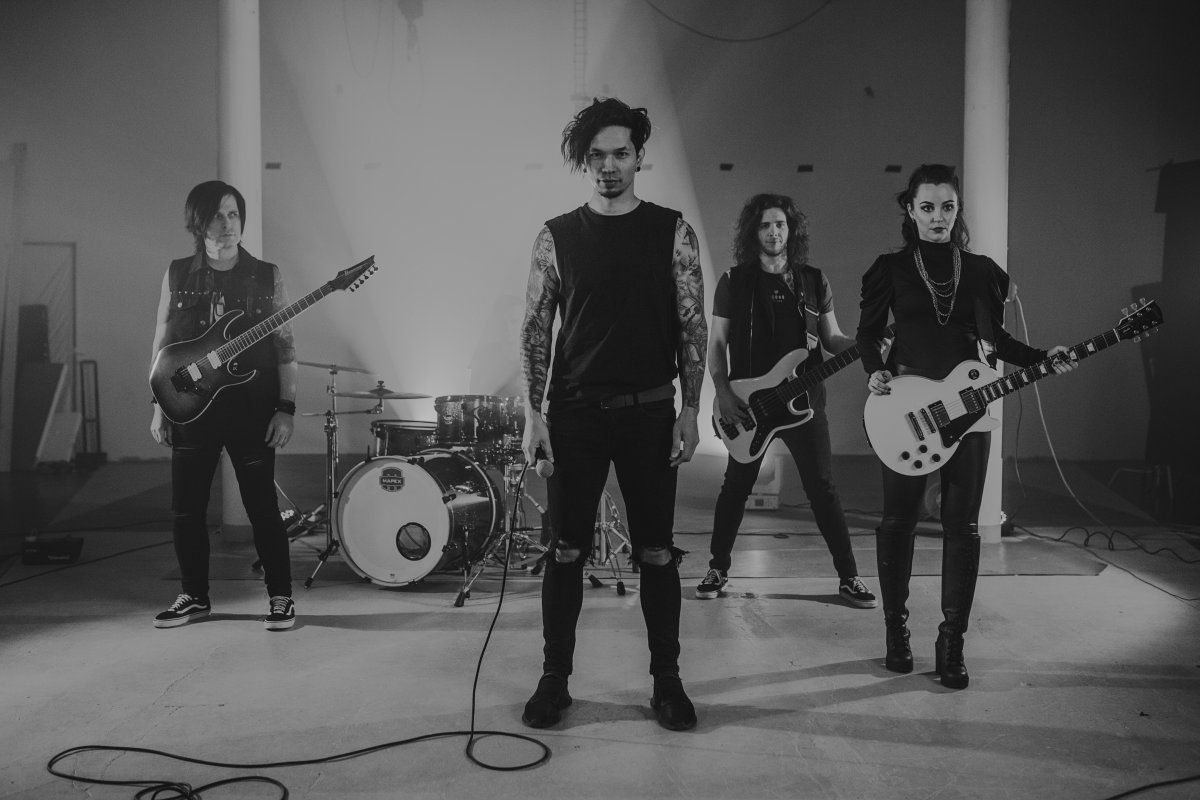 Fictive Marry predstavujú nový klip k skladbe Labyrinty bláznov. Venujú ju zosnulej fanúšičke