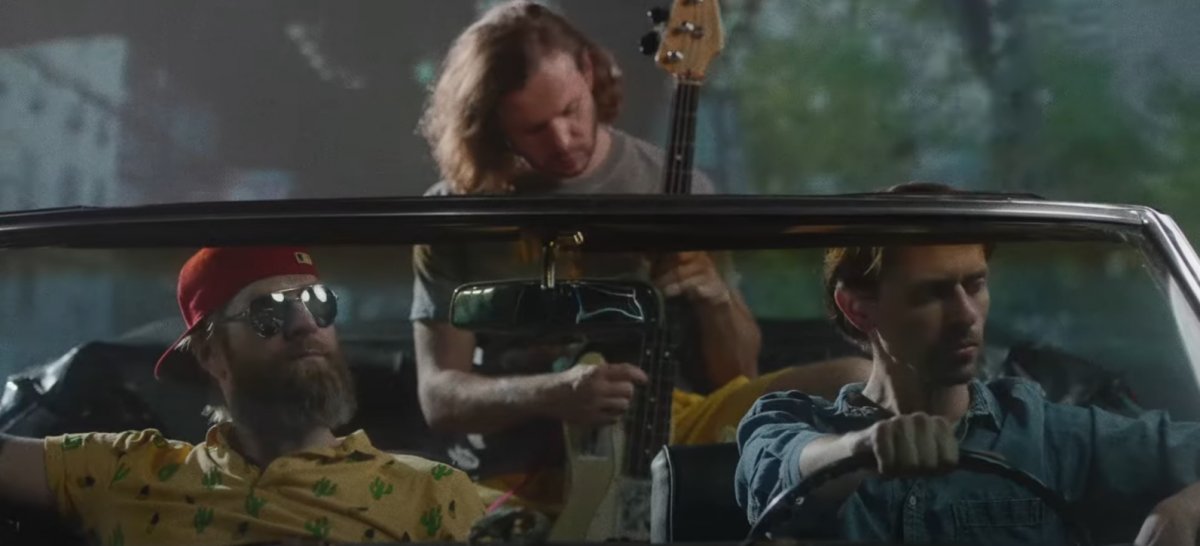 Kapela Acornhoek vydáva po dvoch dekádach existencie prvý klip v štýle šialenej jazdy červeným kabrioletom