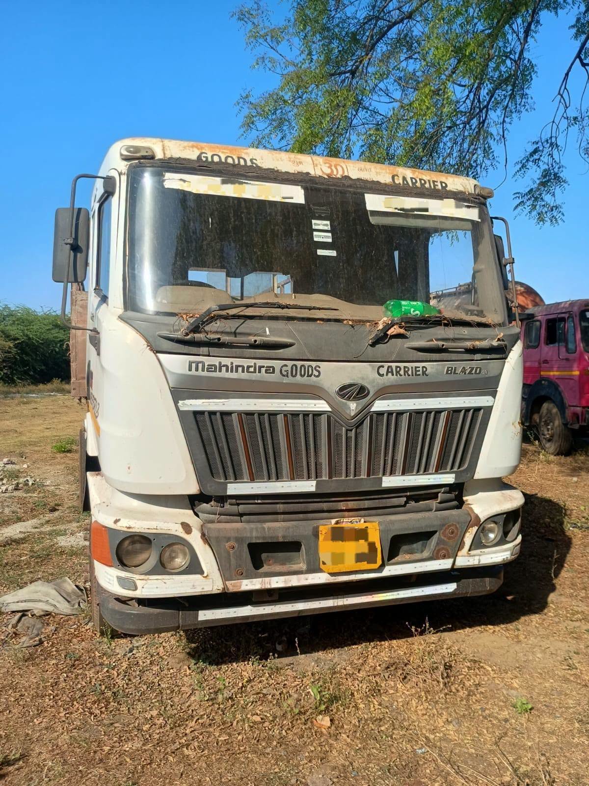 Dumpers / Tippers Mahindra Blazo 40 BS4 – 18 Chakka - 2017 — Maharashtra