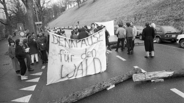 Ein Vorbild für die Klimaaktivisten von heute? Umweltschützer blockieren 1985 im Kampf gegen das Waldsterben vor der Sondersession in Bern eine Strasse. Bild: Keystone
