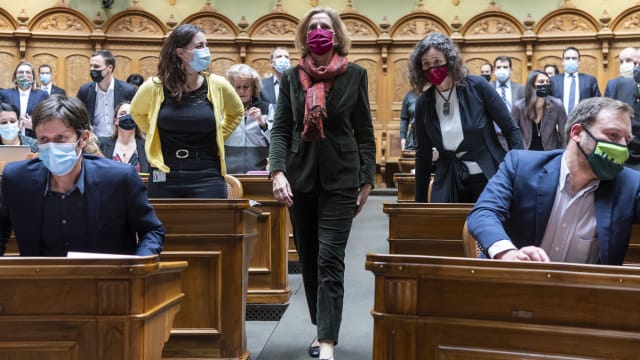 «Ich gelobe»: Patricia von Falkenstein schreitet durch den Nationalratssaal. Bild: Keystone-SDA