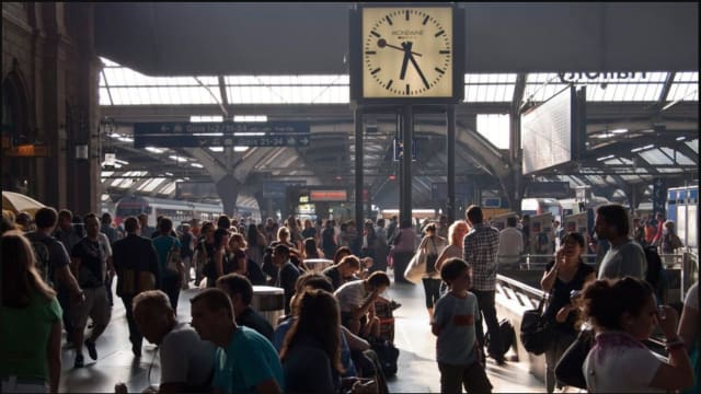 Rush hour im Zürcher Hauptbahnhof.
