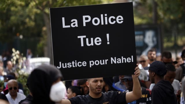 Nach dem Tod des 17-jährigen Nahel demonstrieren die Menschen in Frankreich gegen die Polizeigewalt.