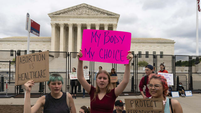 Demonstrantinnen vor dem Supreme Court der USA in Washington nach Bekanntwerden eines Entwurfes für ein Urteil in der Abtreibungsfrage. (Bild: Keystone)