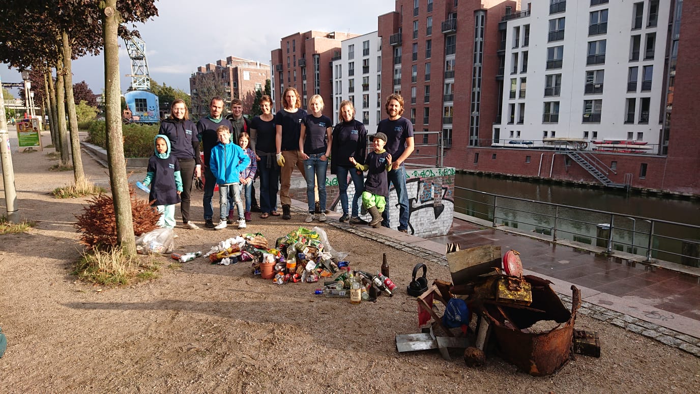 DEEPWAVE Team und Helfer mit der erbeuten Müllsammlung im Vordergrund