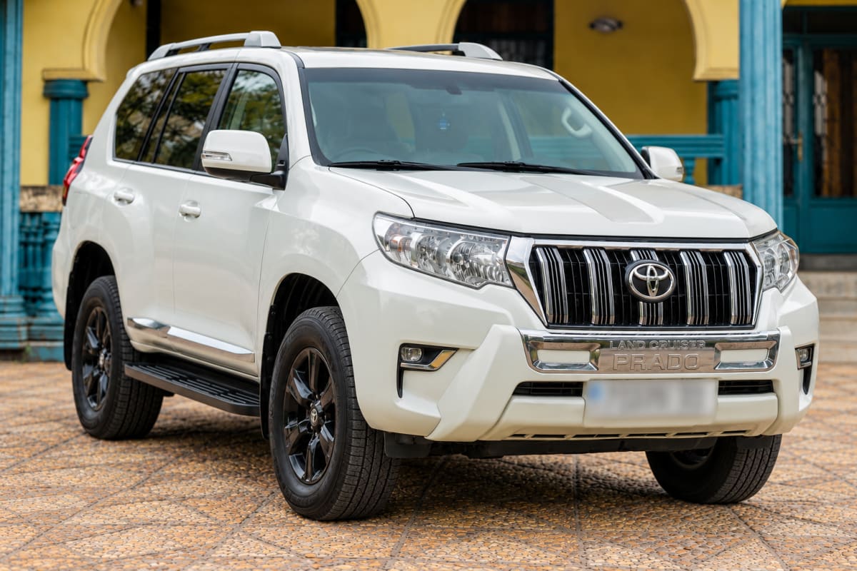 Toyota Prado TXL Blanche, SUV 7 places avec chauffeur de la flotte Immosphere à Kinshasa