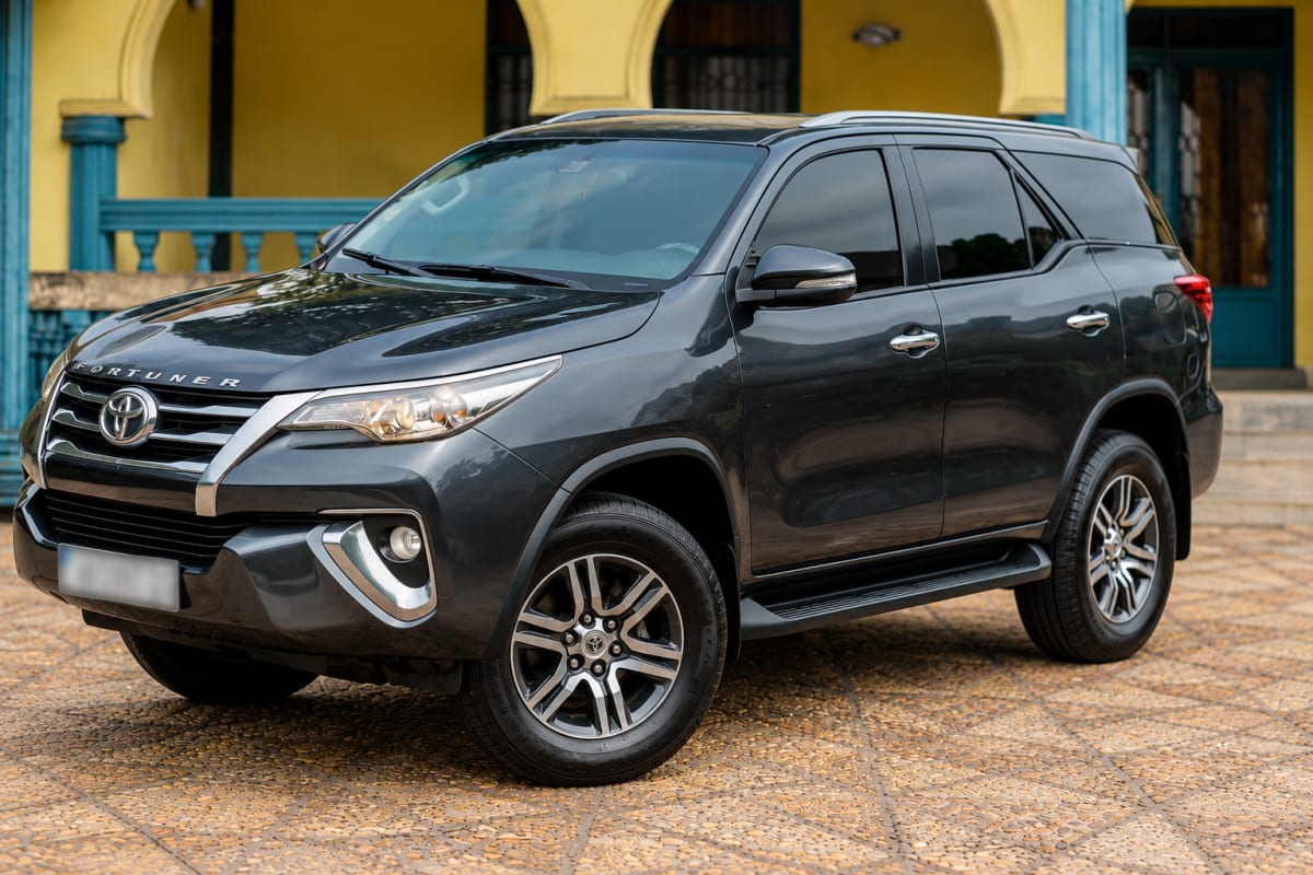 Toyota New Fortuner Gris, SUV 7 places avec chauffeur de la flotte Immosphere à Kinshasa