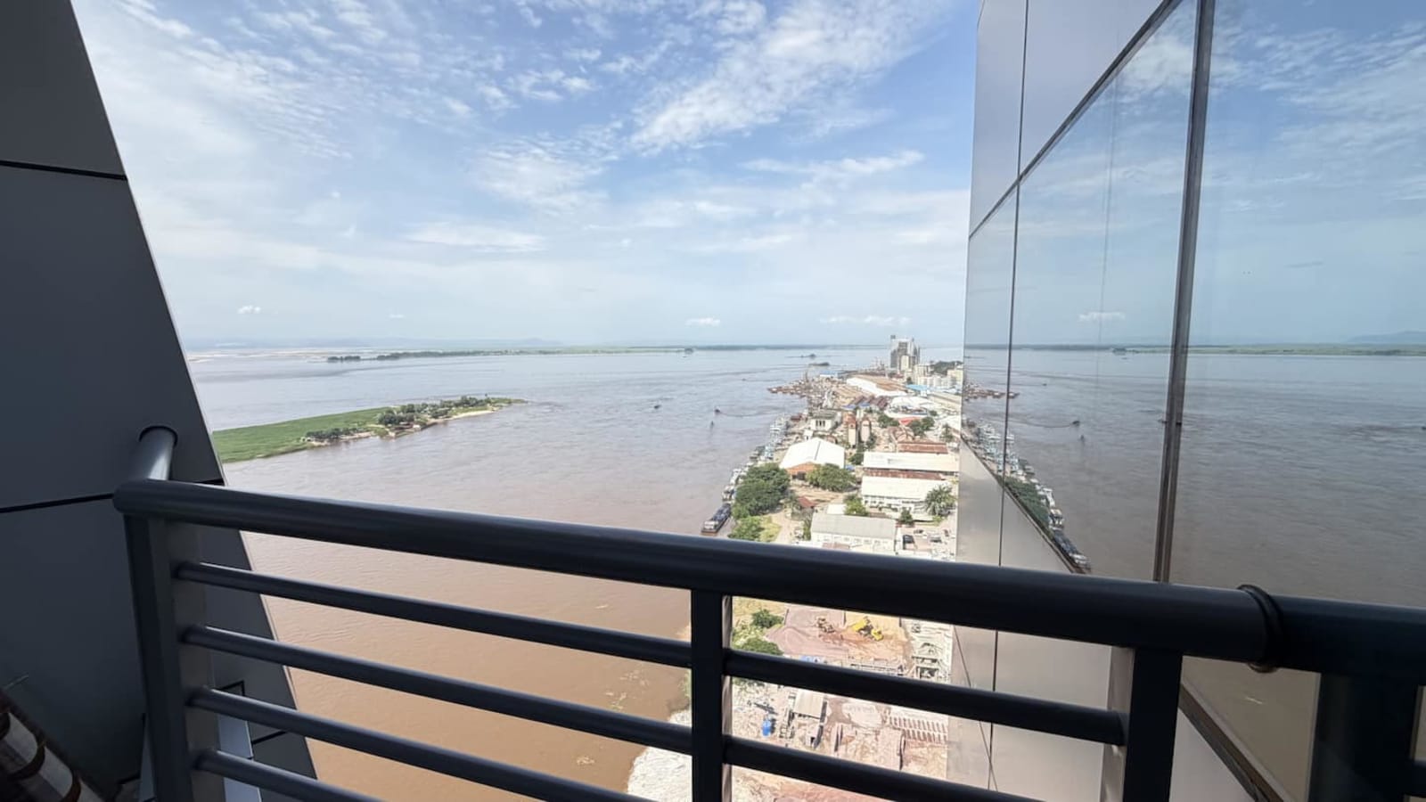 Gombe, River Towers — 3 chambres, vue fleuve et balcon privé — photo 5