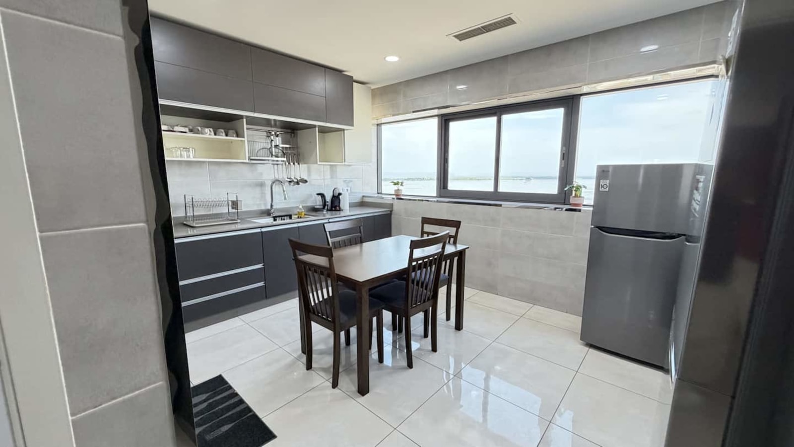 Gombe, River Towers — 3 chambres, vue fleuve et balcon privé — photo 14