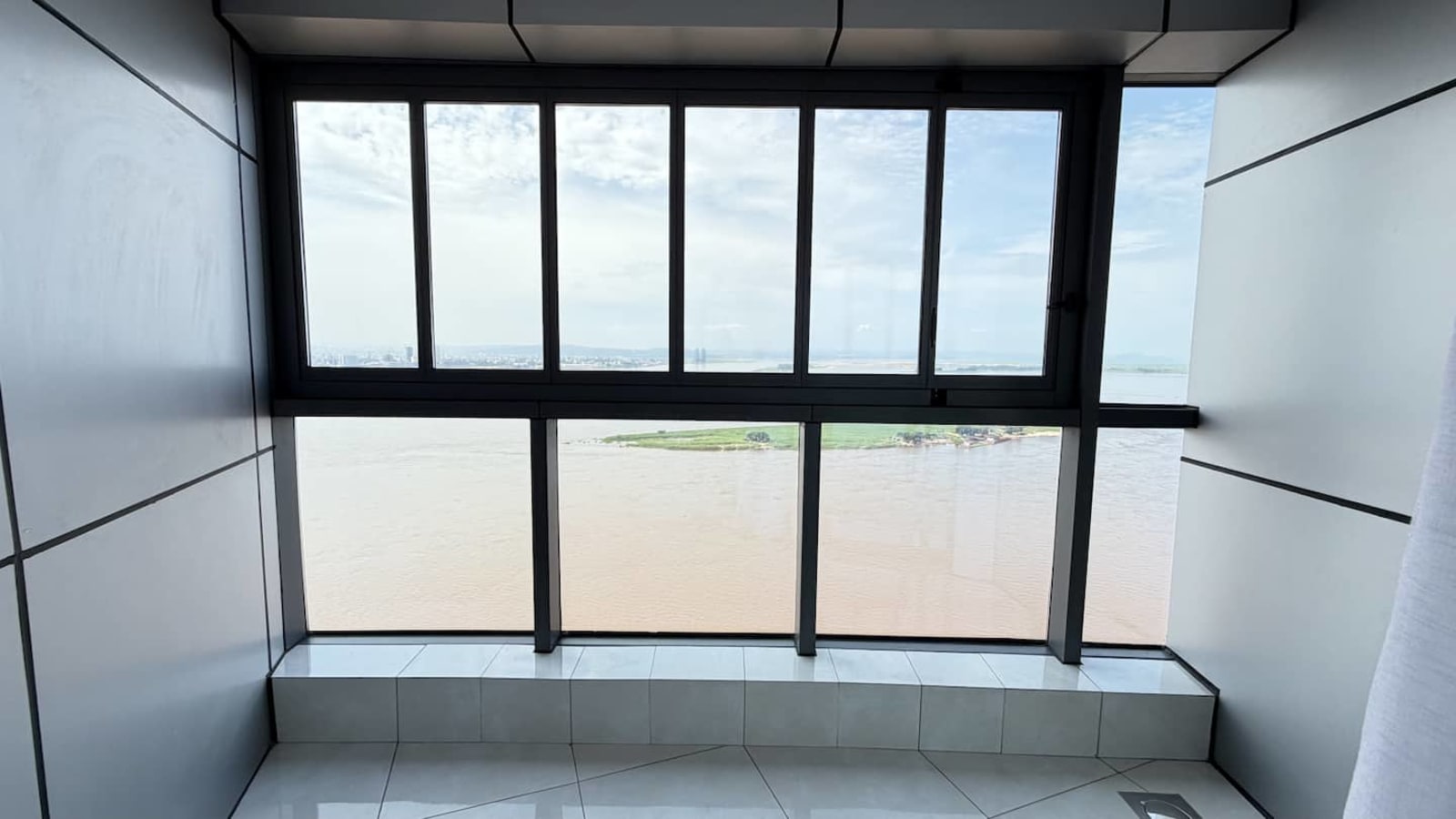 Gombe, River Towers — 3 chambres, vue fleuve et balcon privé — photo 35