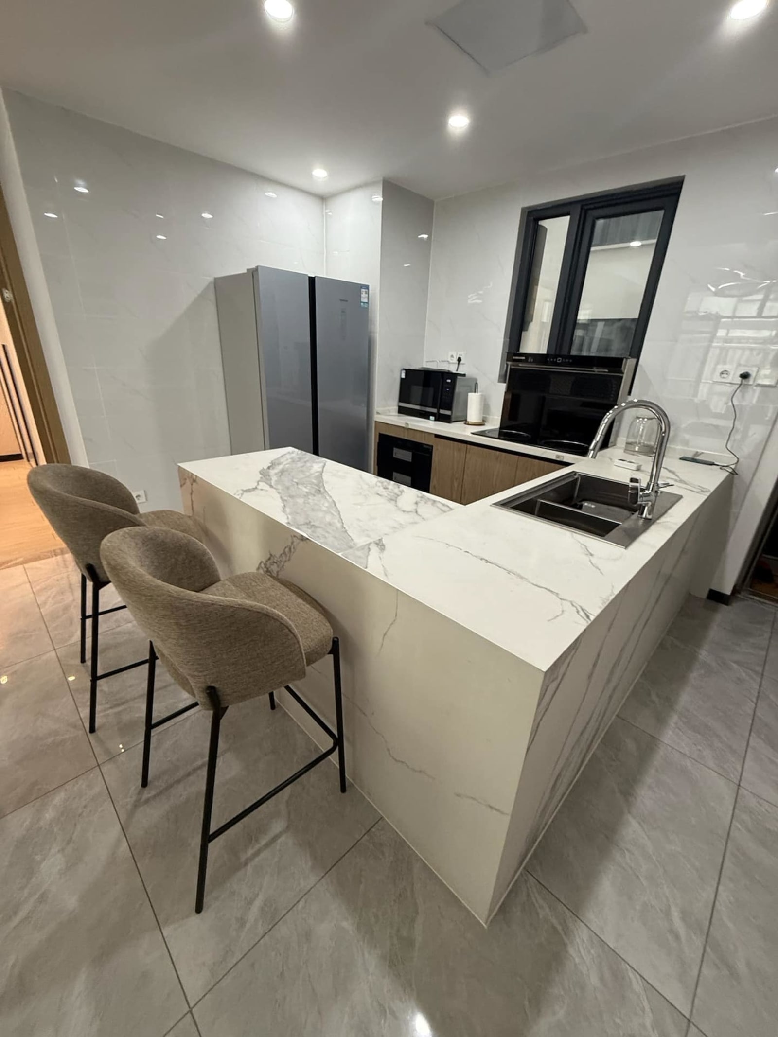 Gombe, tour Fokia — une chambre avec piscine et salle de sport — photo 7