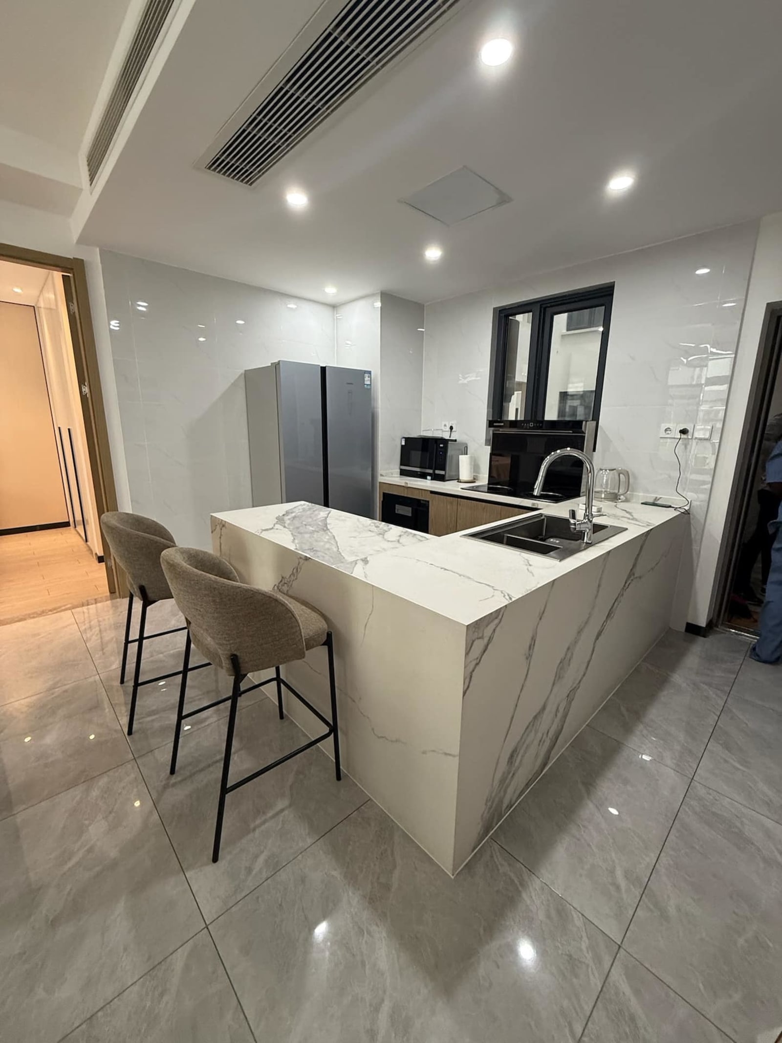 Gombe, tour Fokia — une chambre avec piscine et salle de sport — photo 8