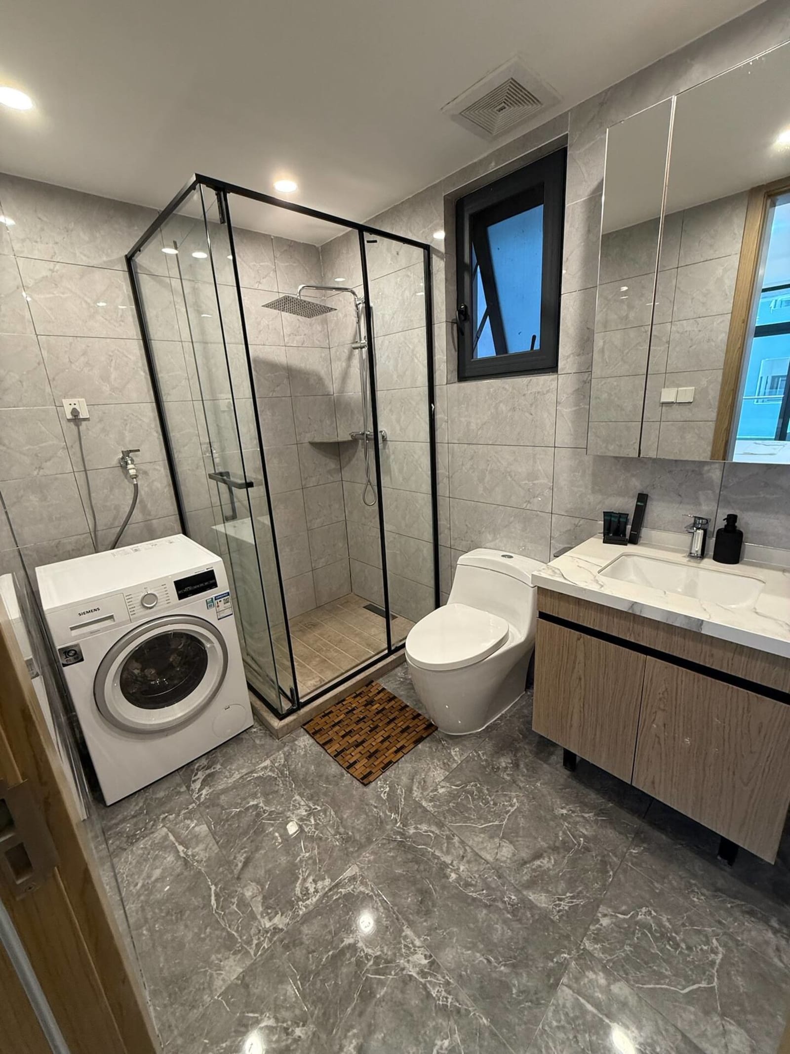 Gombe, tour Fokia — une chambre avec piscine et salle de sport — photo 14