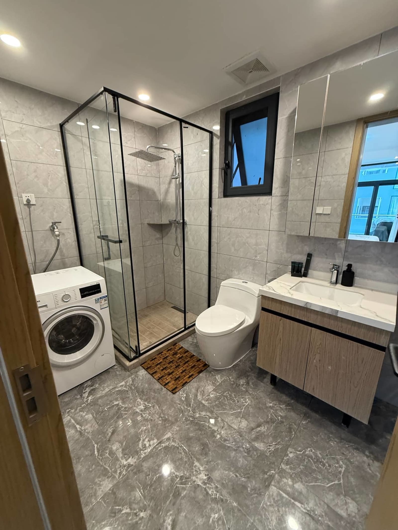 Gombe, tour Fokia — une chambre avec piscine et salle de sport — photo 15