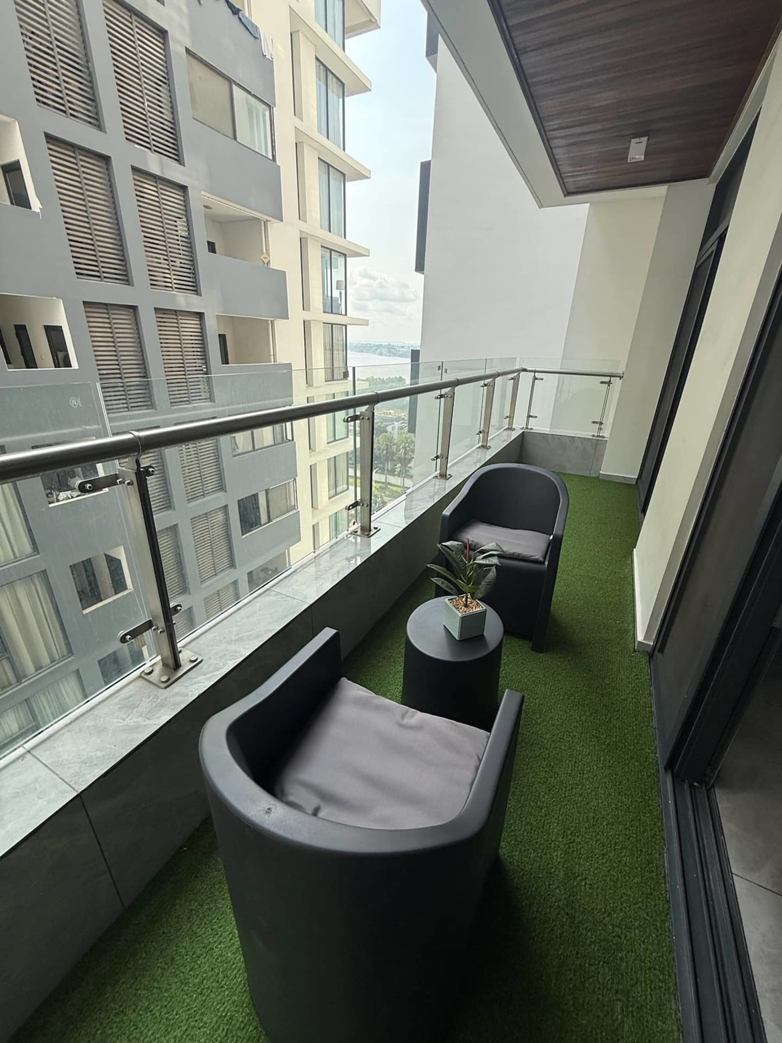 Gombe, tour Fokia — une chambre avec piscine et salle de sport — photo 16