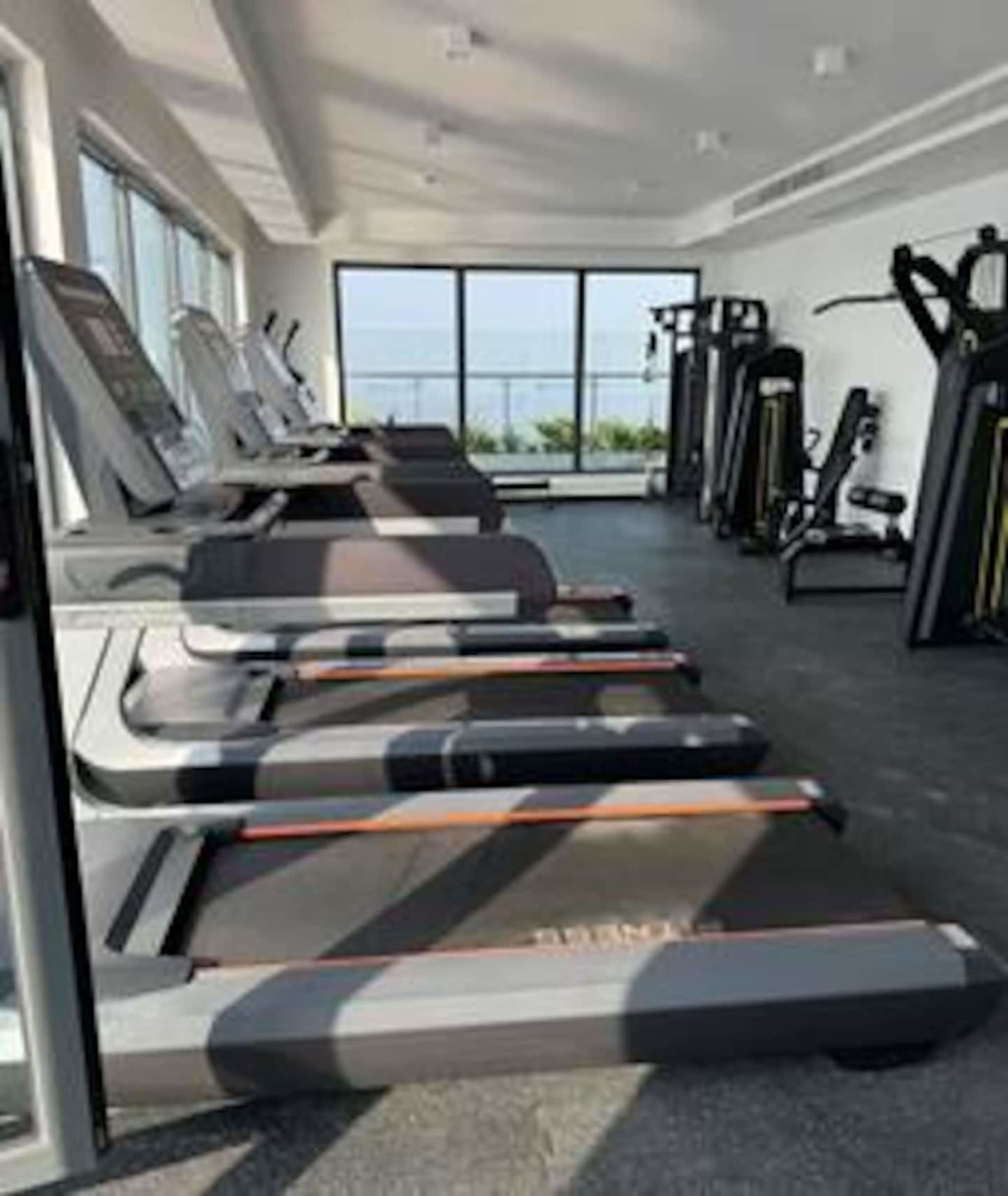 Gombe, tour Fokia — une chambre avec piscine et salle de sport — photo 21