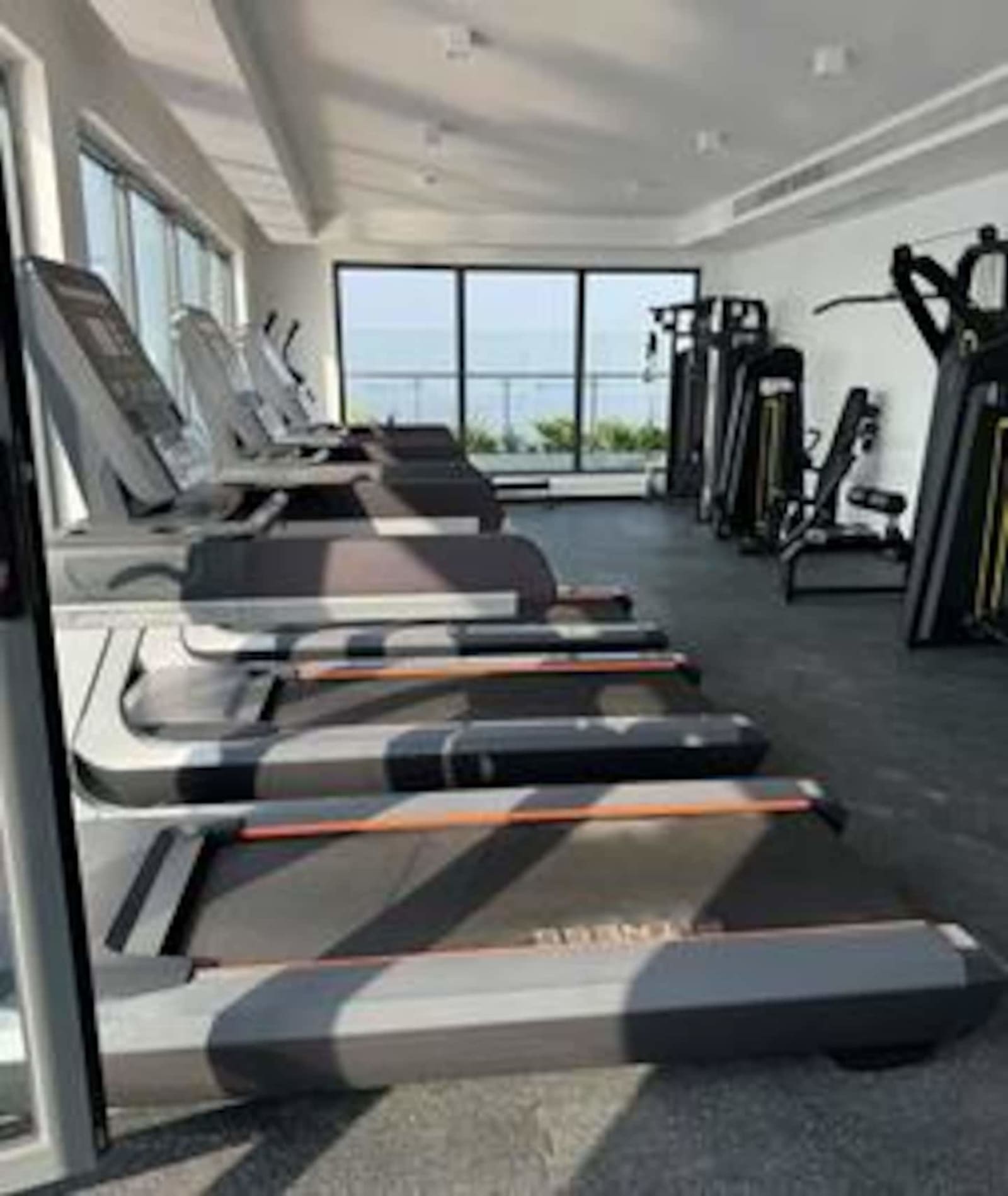 Gombe, tour Fokia — une chambre avec piscine et salle de sport — photo 22
