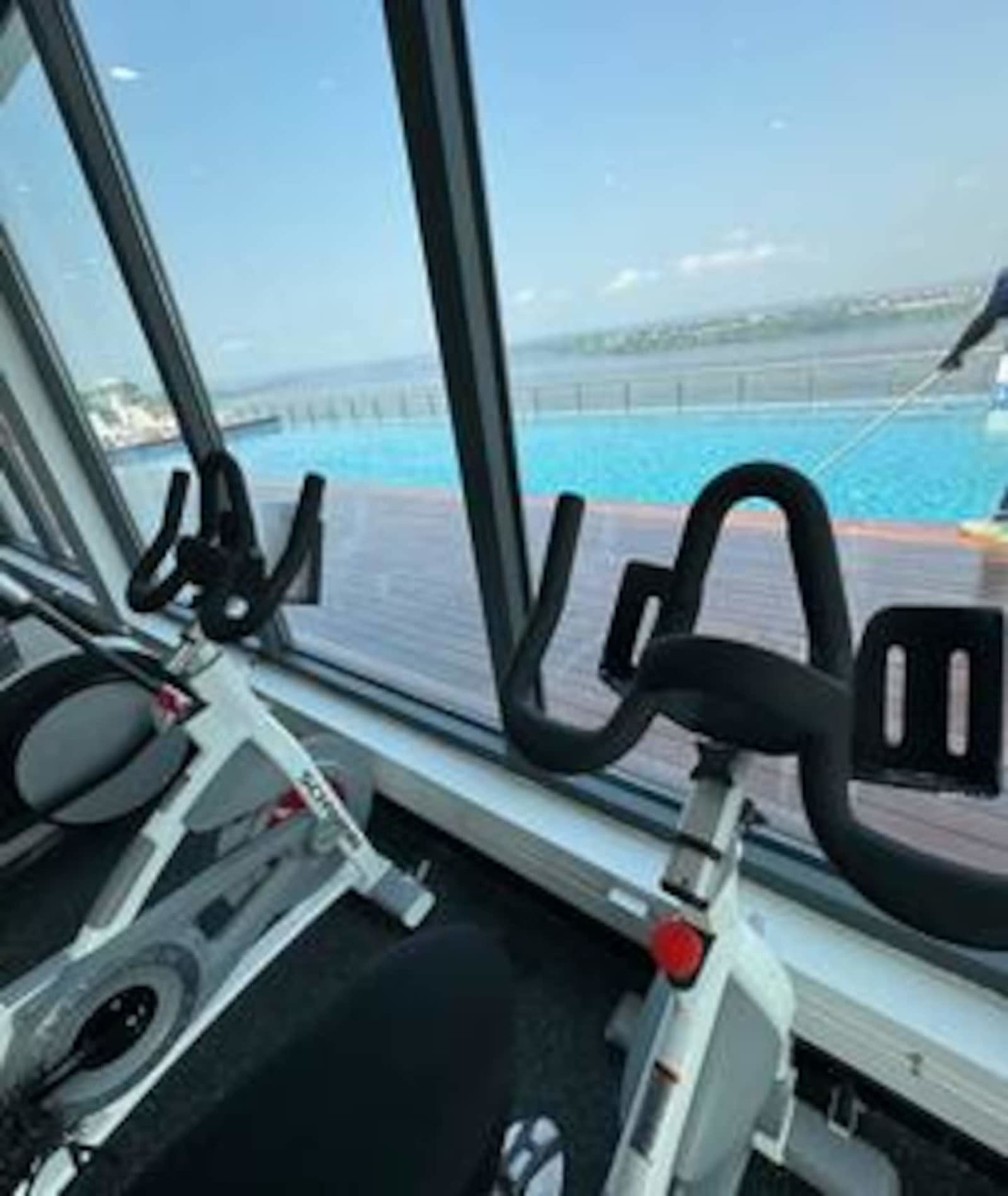 Gombe, tour Fokia — une chambre avec piscine et salle de sport — photo 23