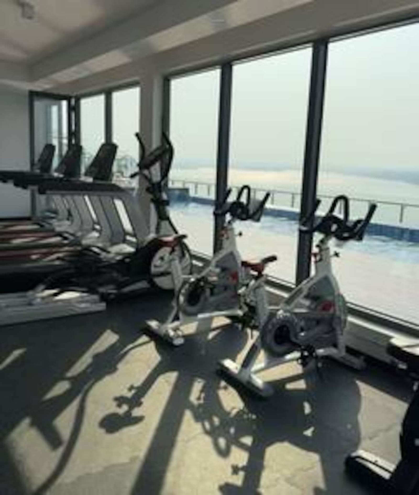 Gombe, tour Fokia — une chambre avec piscine et salle de sport — photo 24