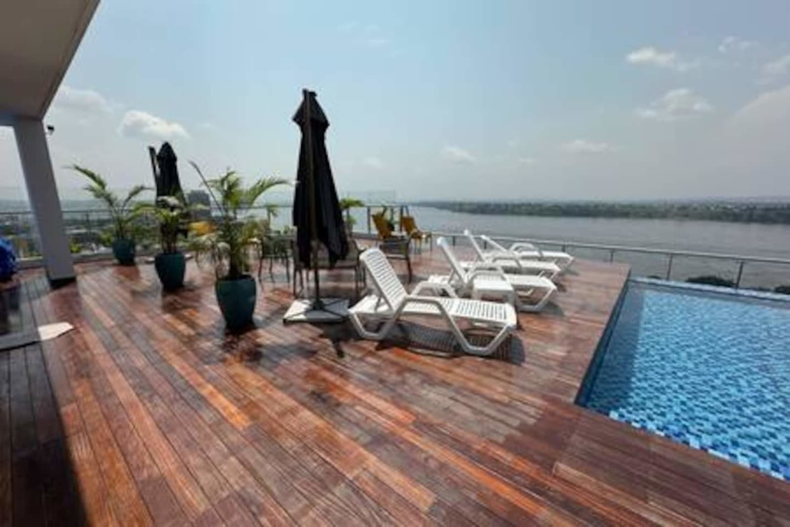 Gombe, tour Fokia — une chambre avec piscine et salle de sport — photo 27