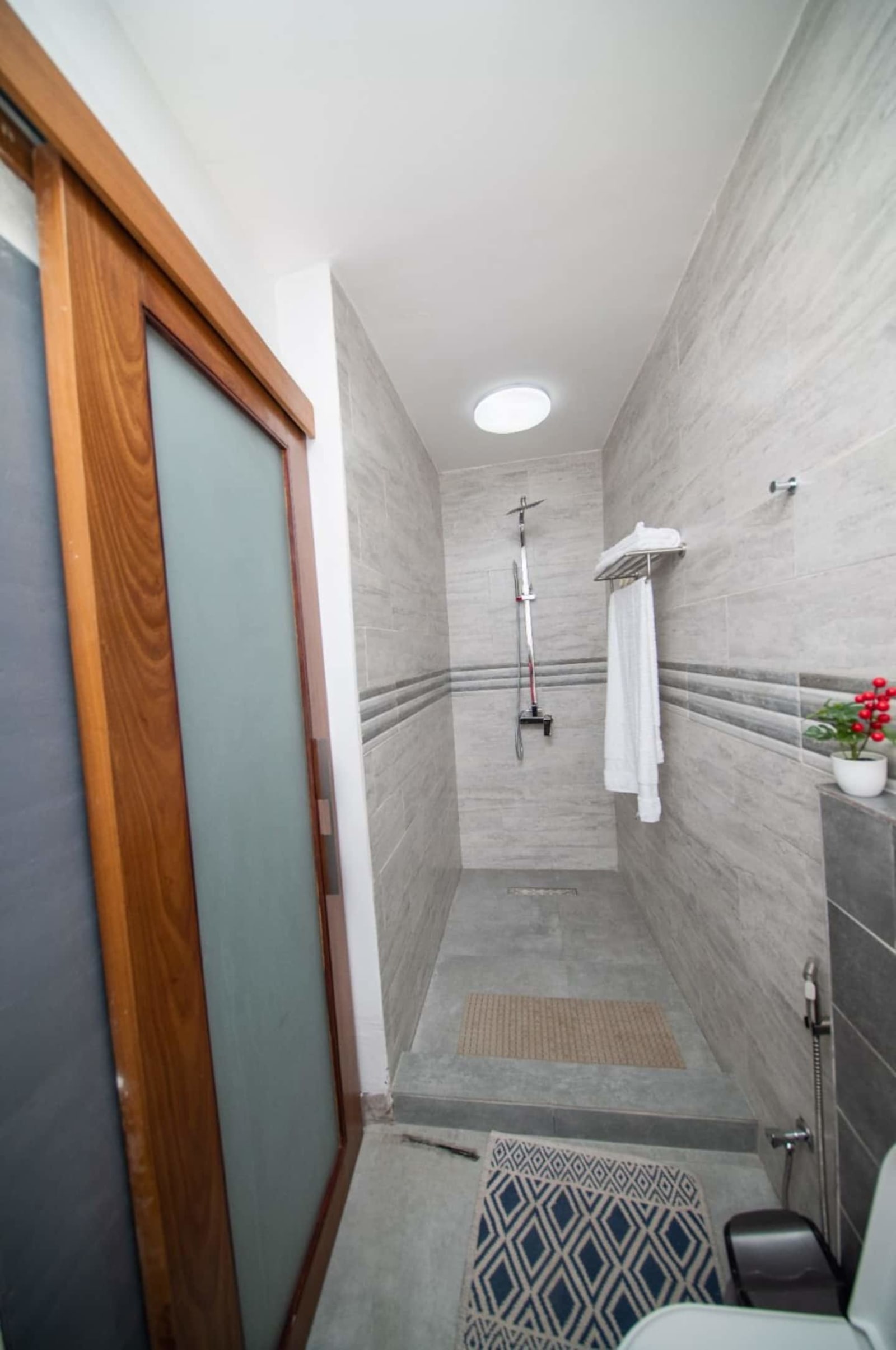 Gombe Golf — appartement une chambre avec bureau et parking sécurisé — photo 18