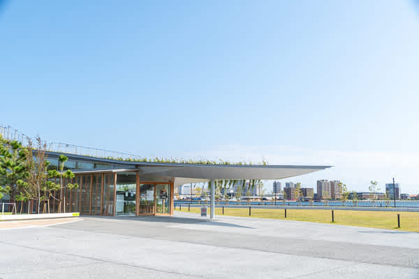 ๊ณ ๋ฒ ์ ์ฝ ์ 2๋ถ๋์ ์กฐ์ฑ๋ ๊ฐ๋ฐฉํ ํด๋ณ ๊ณต์์ผ๋ก, ์๋ ์ธ๋ โ๋ฏธ๋๋ฆฌ๋
ธ์ค์นดโ์ ์ฐ์ฑ
๋ก๊ฐ ์์ผ๋ฉฐ ๋ค์ํ ์ด๋ฒคํธ๊ฐ ์ด๋ฆฐ๋ค.