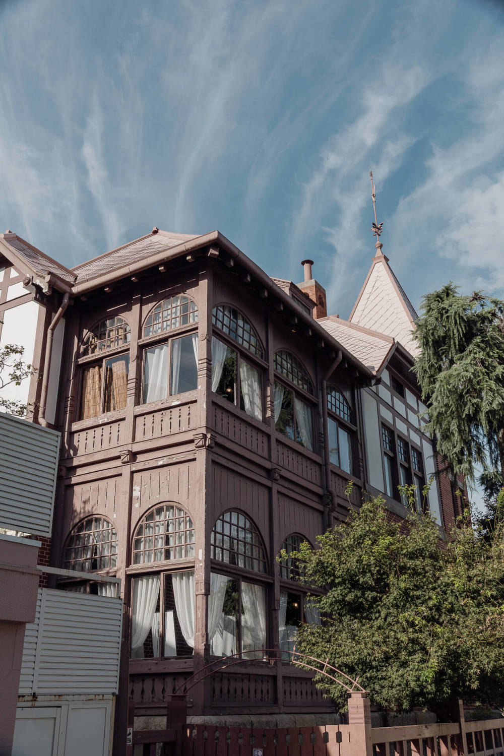 Kitano Ijinkan cobblestone slopes and Western architecture - Historic Kobe tourist spot | KOBE Brighten