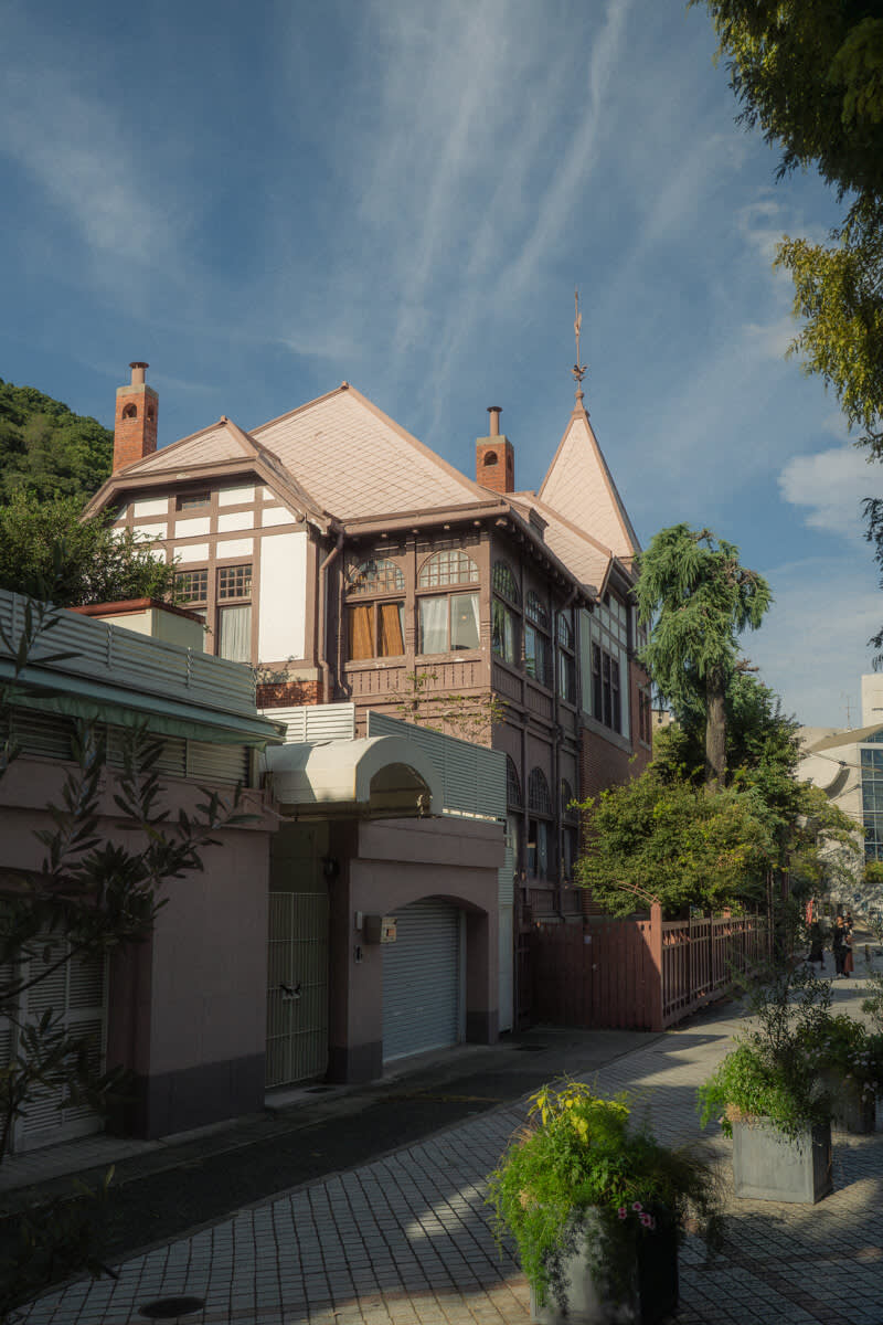 Kitano Ijinkan cobblestone slopes and Western architecture - Historic Kobe tourist spot | KOBE Brighten