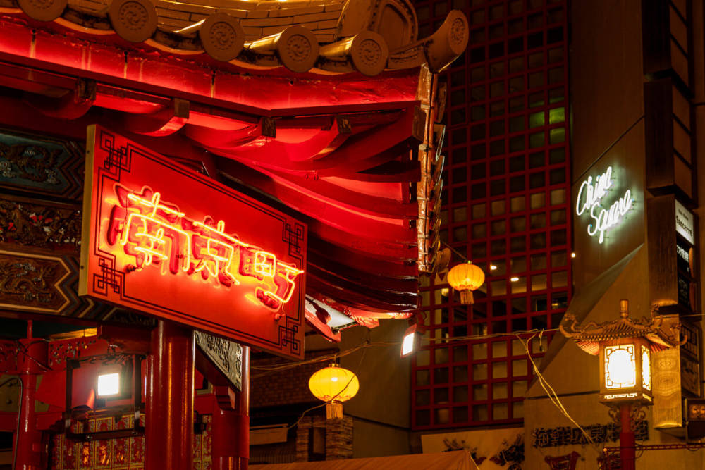 Chinese gate and street stalls in Nankinmachi | Kobe sightseeing