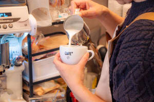 日常に、小さな「＋」を。両親から継いだ場所で紡ぐ街の止まり木 | CAFE+