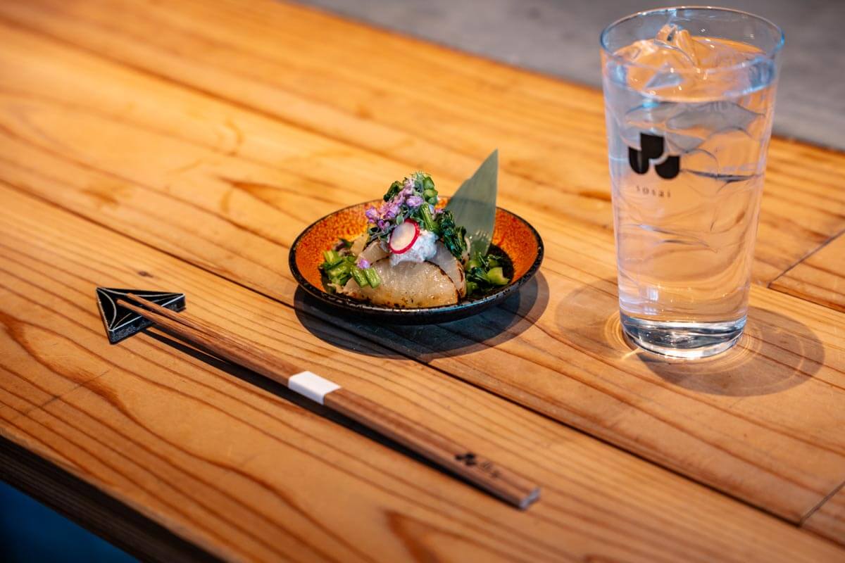 捨てるところはない。神戸・二宮『蔬菜-sosai-』の炭火焼き野菜に宿る、生産者の想いと職人のこだわり。