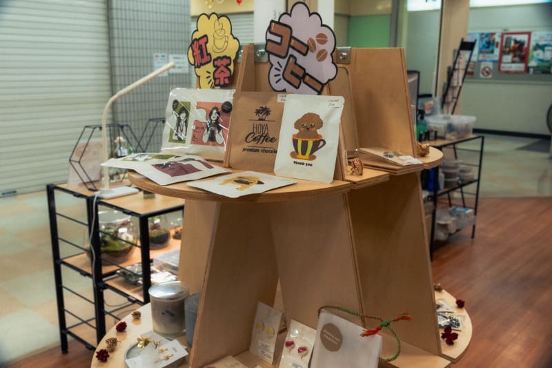 神戸長田のolmo+店内に並ぶハンドメイド作品