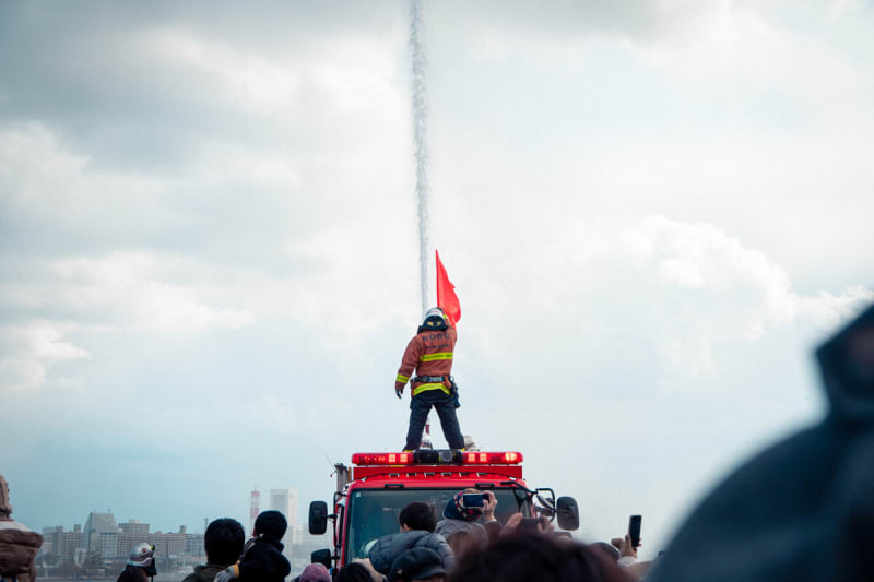 メリケンパークのBE KOBEモニュメントと神戸ポートタワー