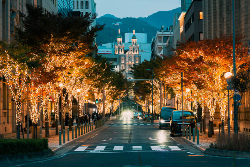 神戸旧居留地のレトロなビルと夜のライトアップ