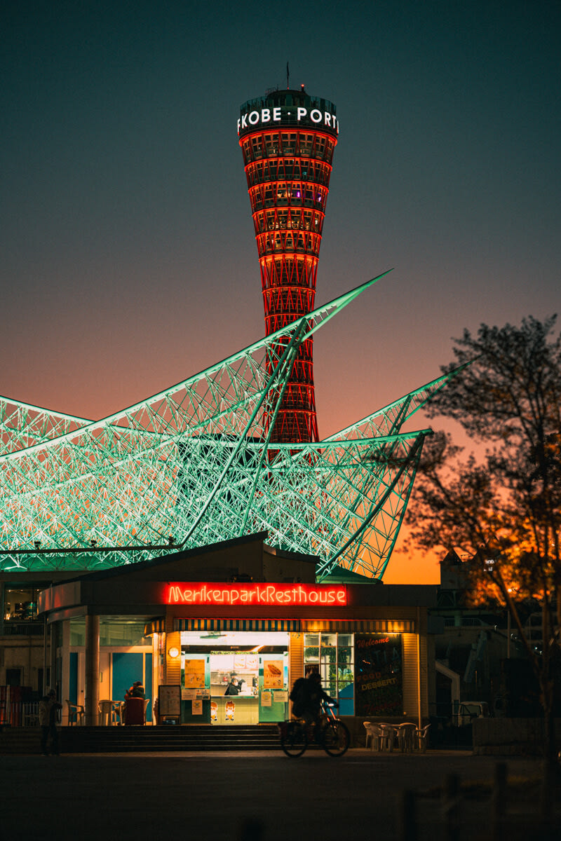 神戸ポートタワーの夜景 - 赤くライトアップされた神戸のシンボルタワー
