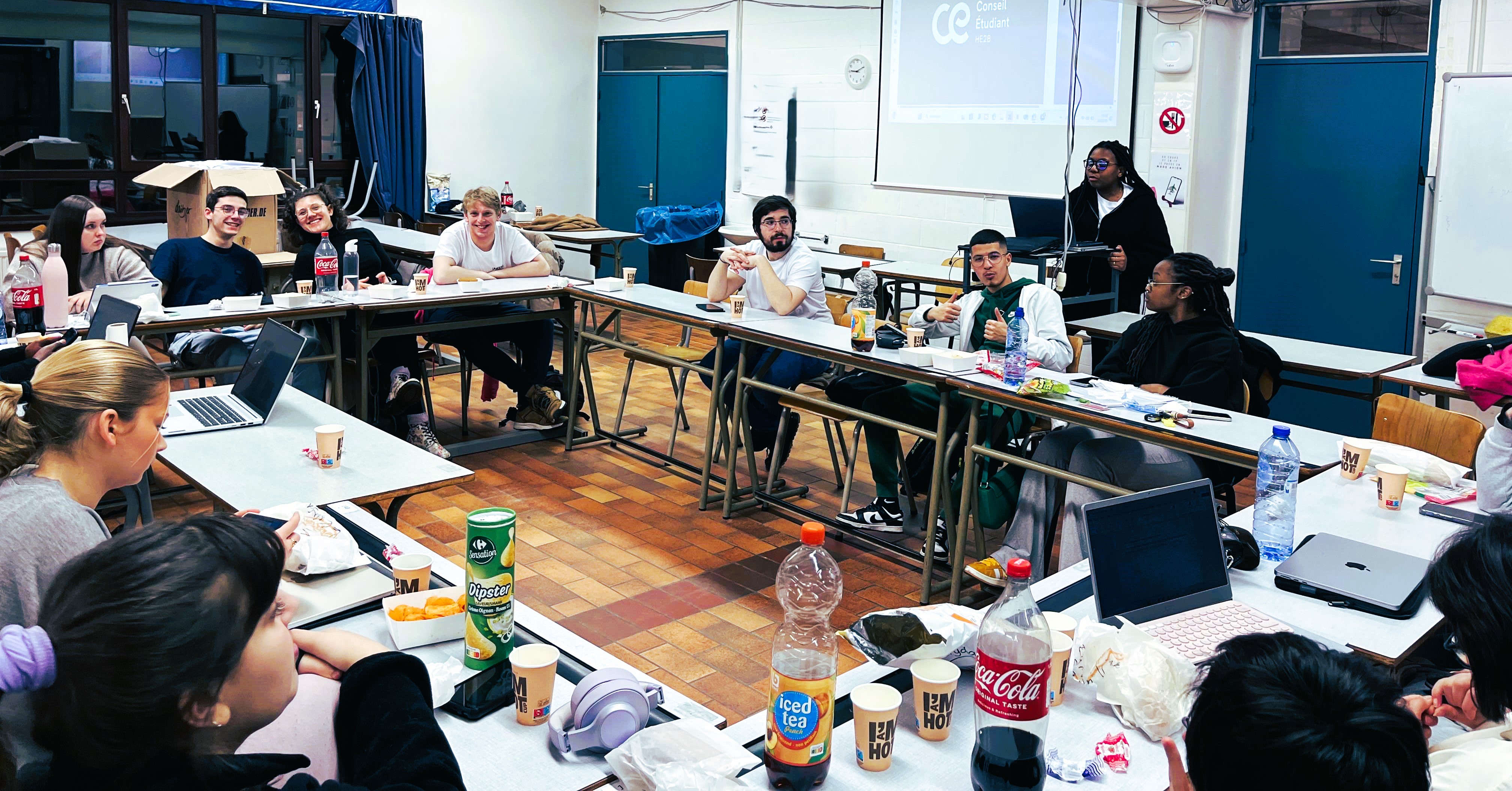 Étudiants travaillant ensemble sur la mission du Conseil Étudiant