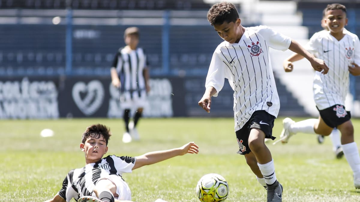 Corinthians goleia rival e assume liderança do Brasileirão