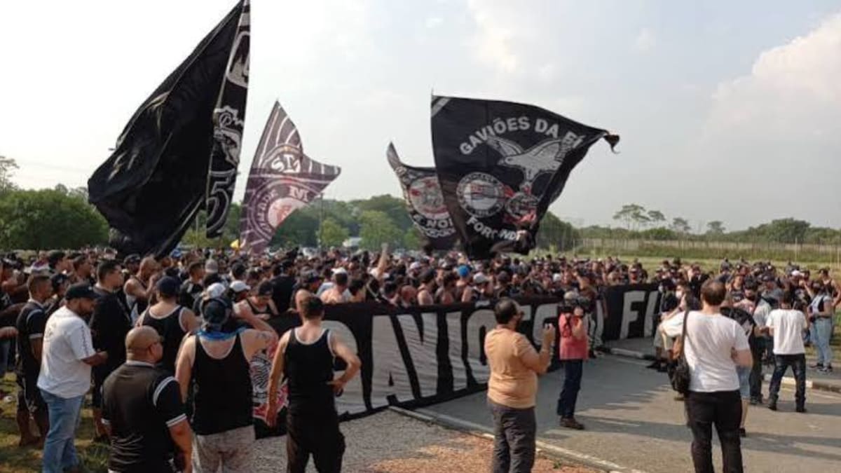 Gaviões da fiel criticam conselheiros do Corinthians