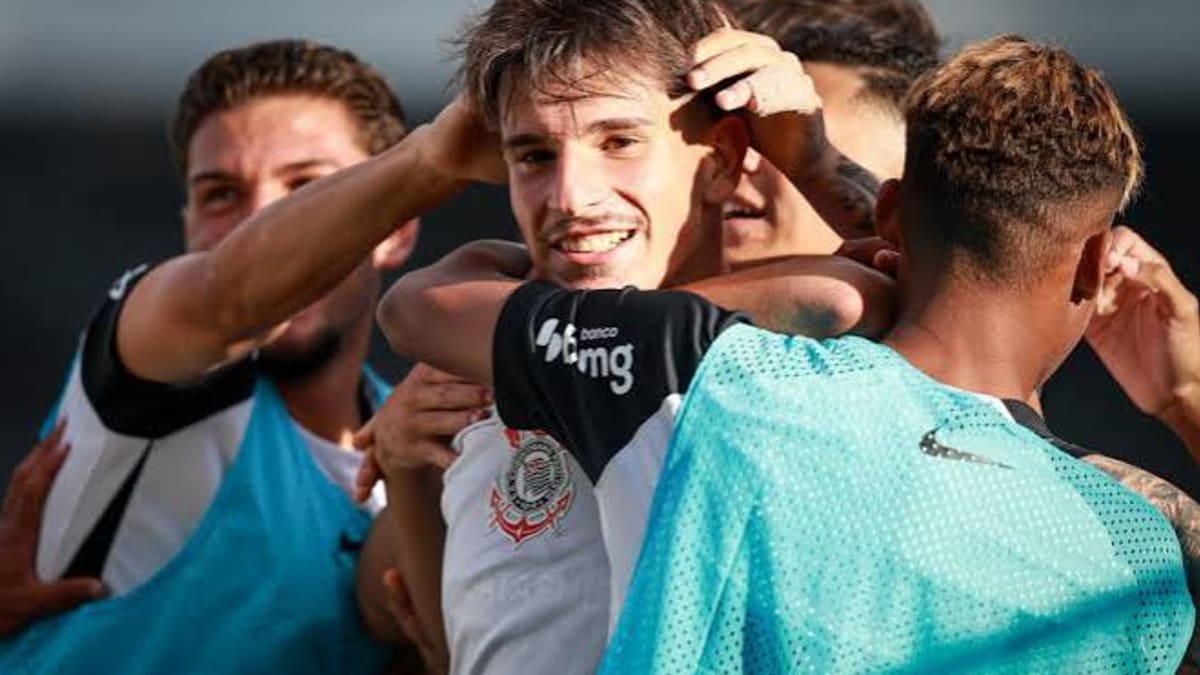 Corinthians goleia Inter e fica na liderança