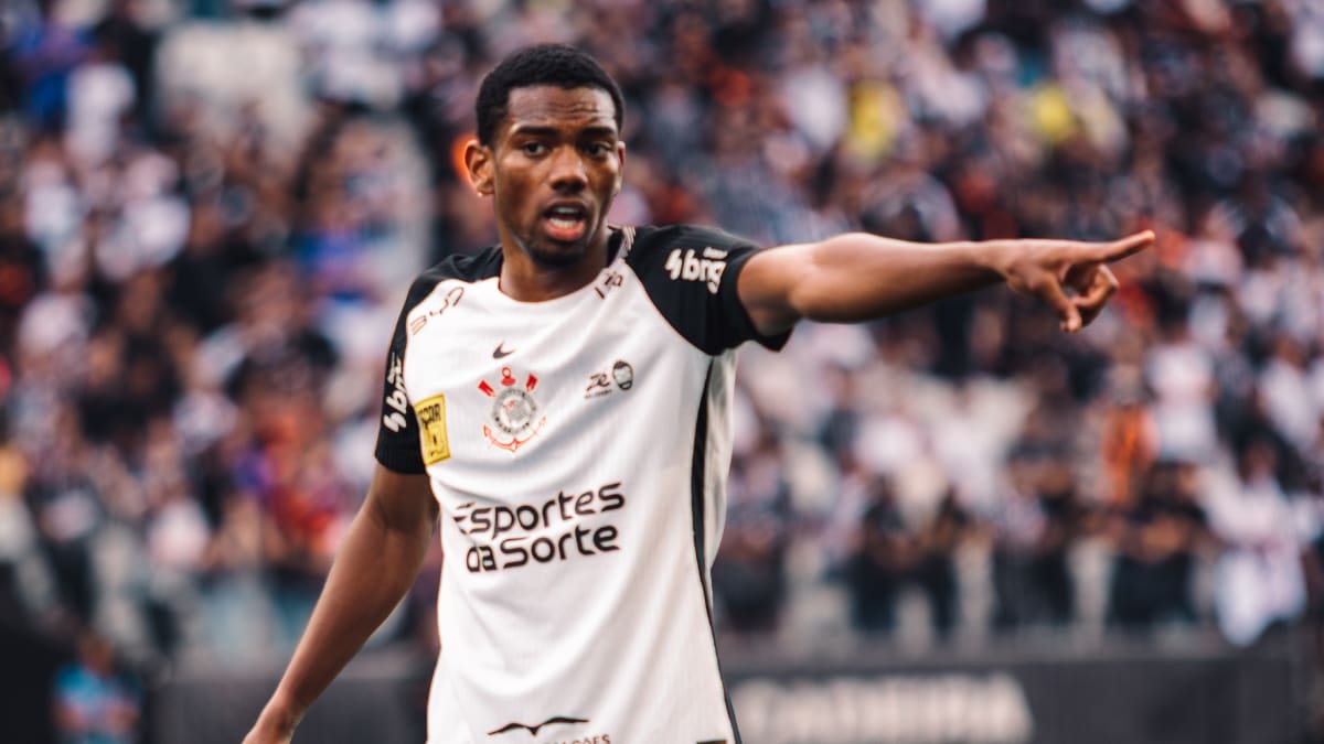 Corinthians faz contraproposta ao Nottingham Forest por André
